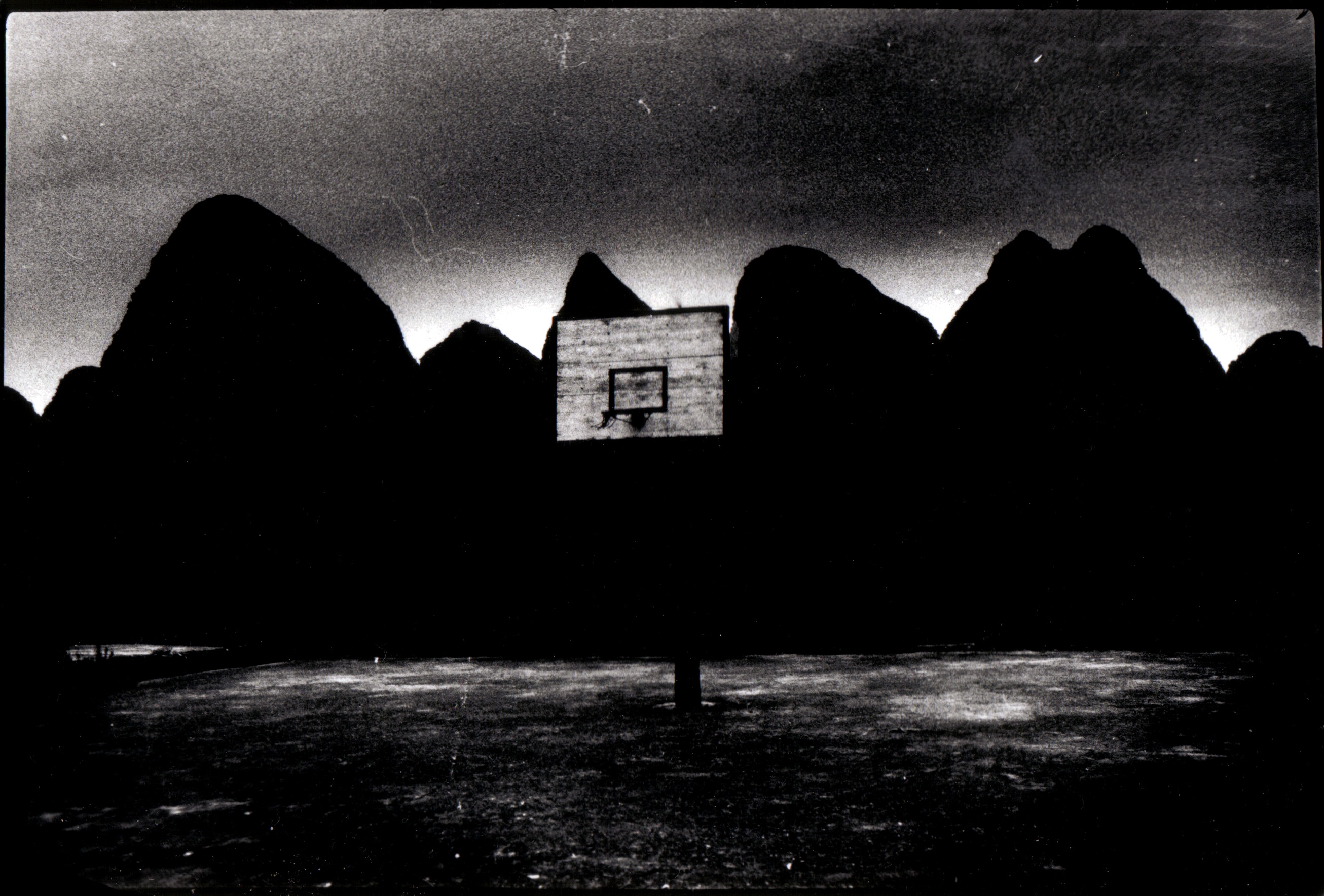 THE ESCAPE (CHINESE REQUIEM)